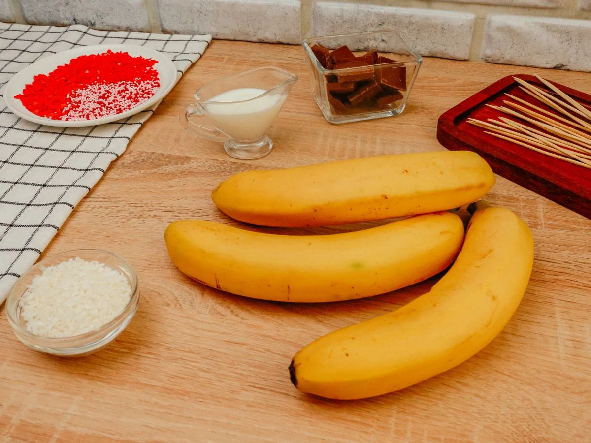 Шаг 1: Бананы в шоколаде с посыпкой