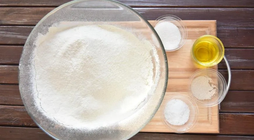 Белая пицца с лососем, оливками и каперсами: шаг 1