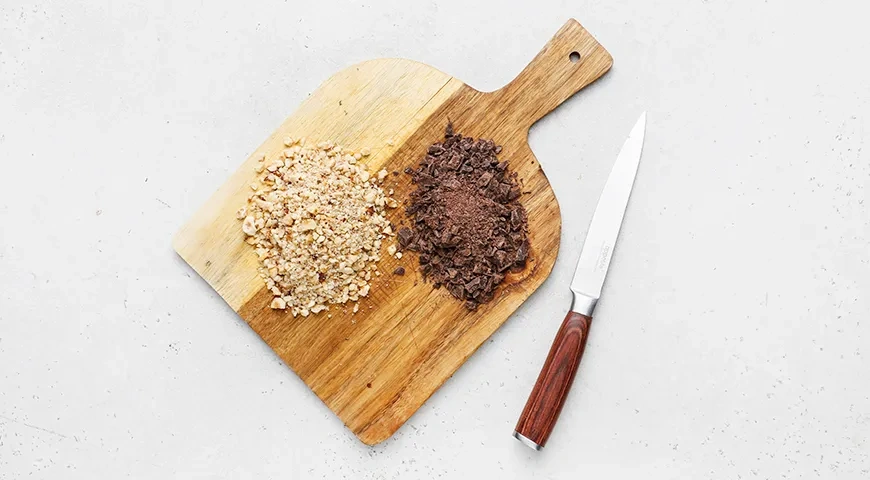 Безе с орехами и шоколадной крошкой: шаг 1