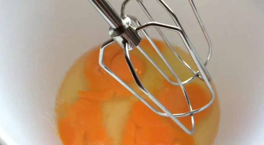 Бисквит с грушей: шаг 1