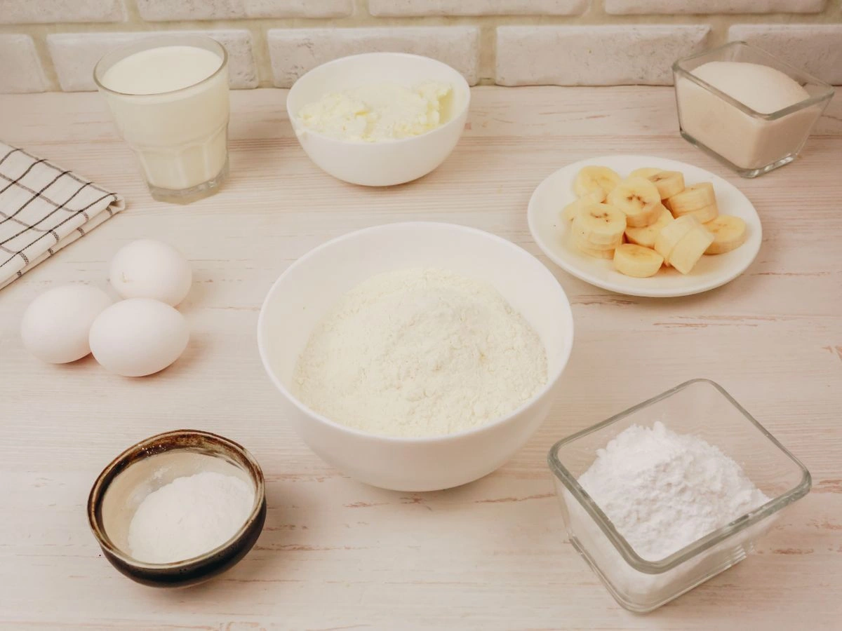 Шаг 1: Бисквит с творожным кремом и бананом