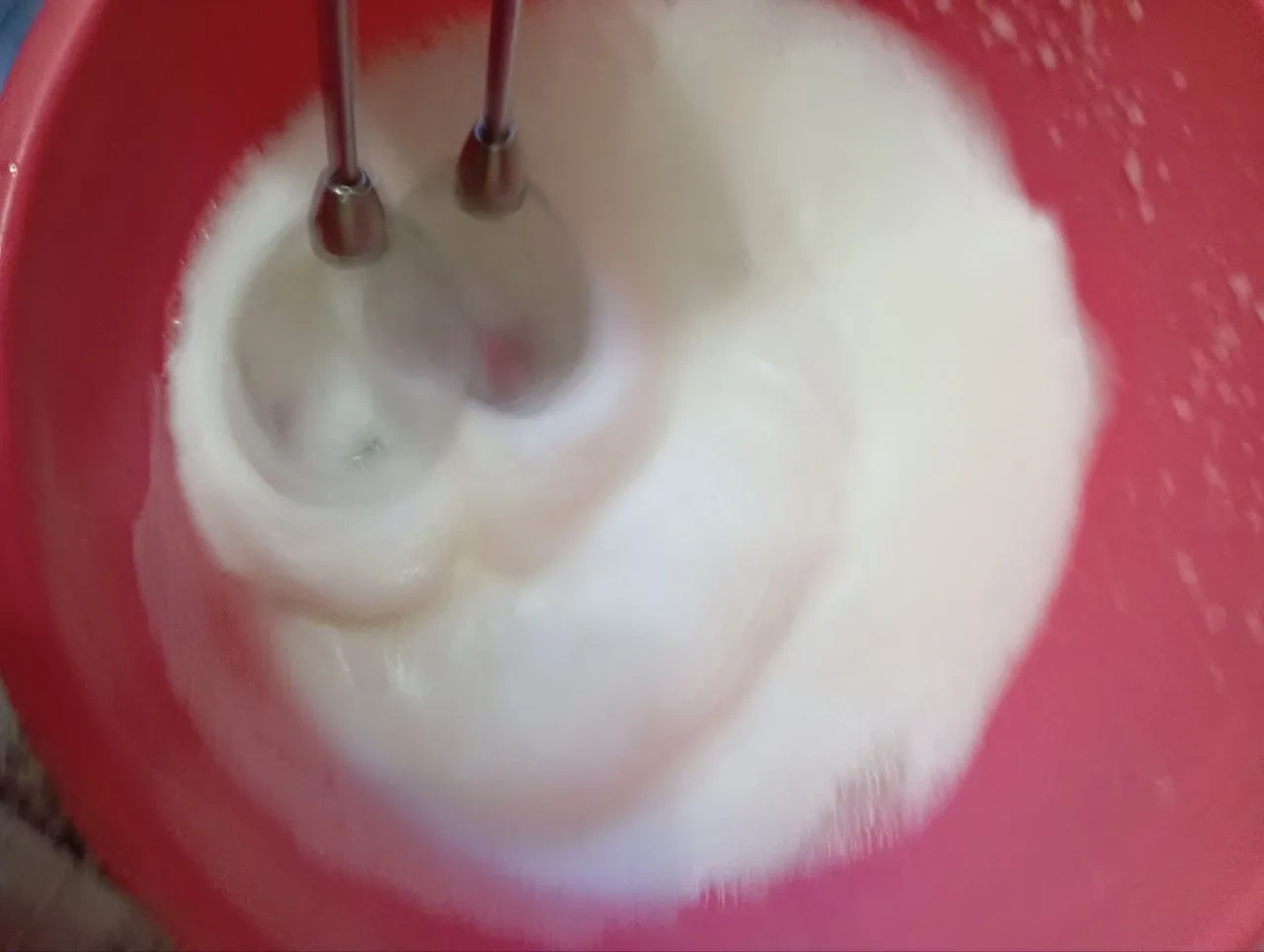 Бисквитный торт с вишнёвым конфи: шаг 1