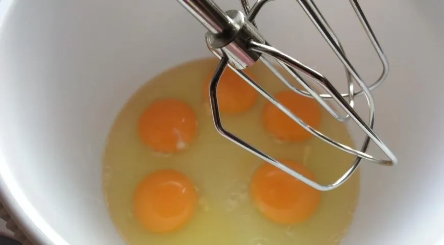 Вкусный бисквитный рулет в домашних условиях: шаг 1