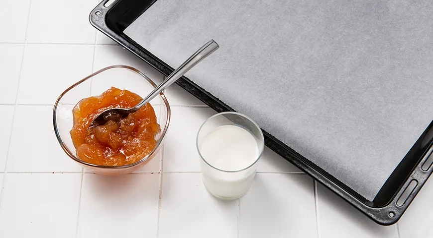 Бисквитный рулет с повидлом: шаг 1