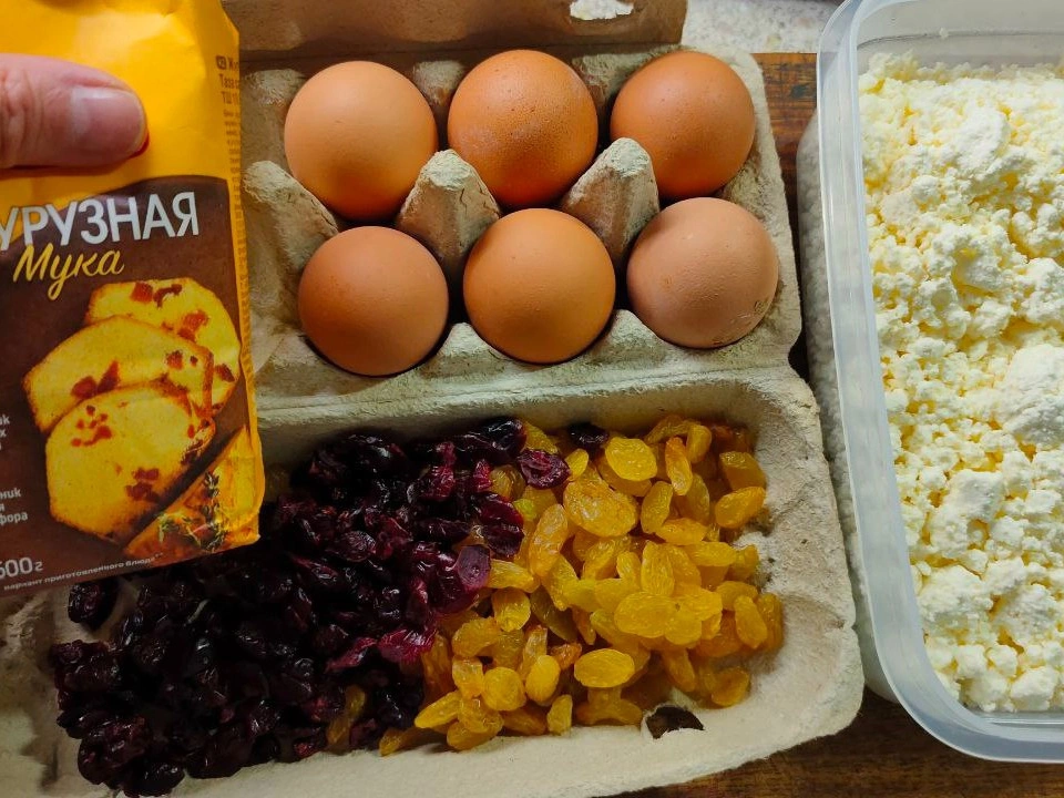 Шаг 1: Бисквитный пирог с изюмом и клюквой