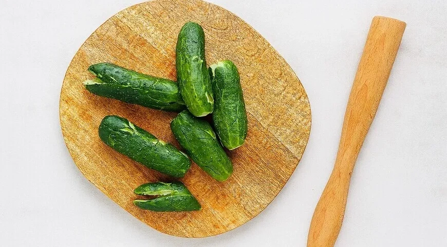 Битые огурцы – рецепт от Ивлева: шаг 1