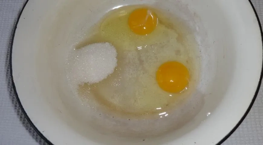 Блинчатый пирог с творогом и клюквой в духовке: шаг 1