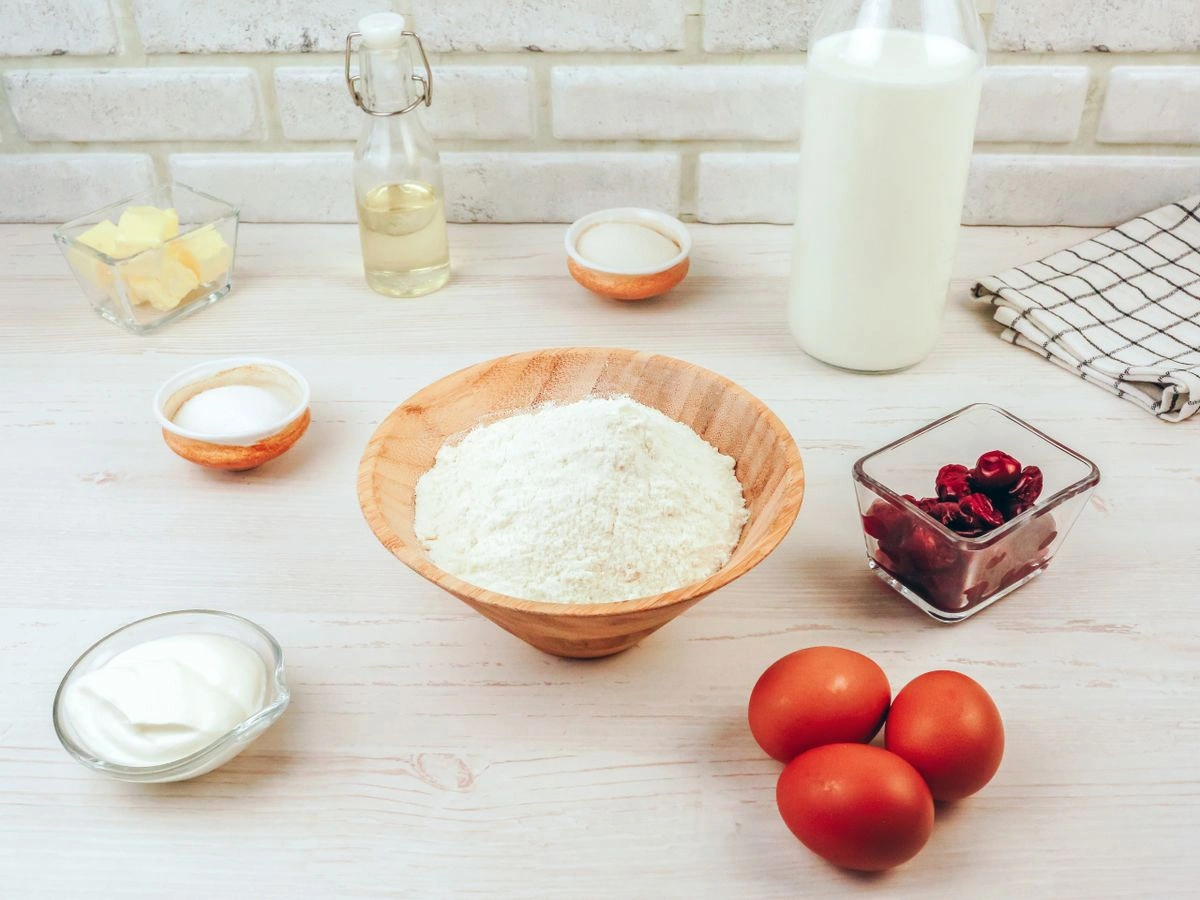 Шаг 1: Блинчики с вишней и сметаной