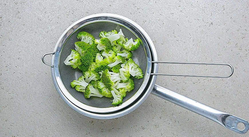 Блинная запеканка с курицей и брокколи: шаг 1