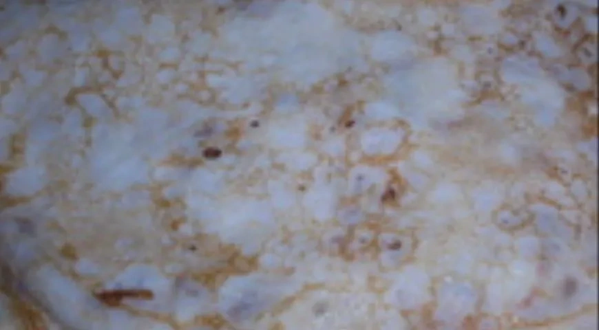 Блинные пирожки с куриной печенью и луком: шаг 1