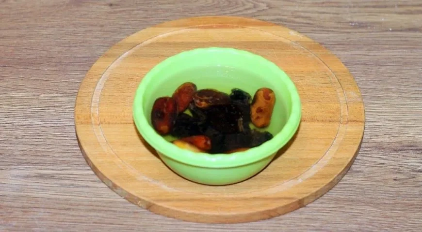 Блины с начинкой из сухофруктов: шаг 1