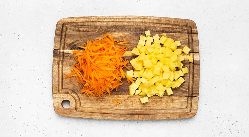 Борщ с килькой: шаг 1