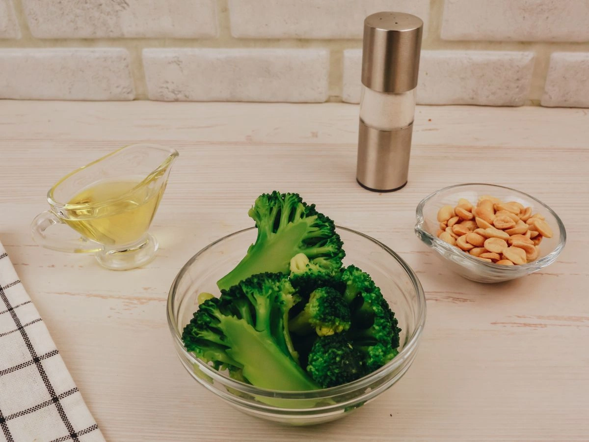 Шаг 1: Брокколи с арахисом и оливковым маслом