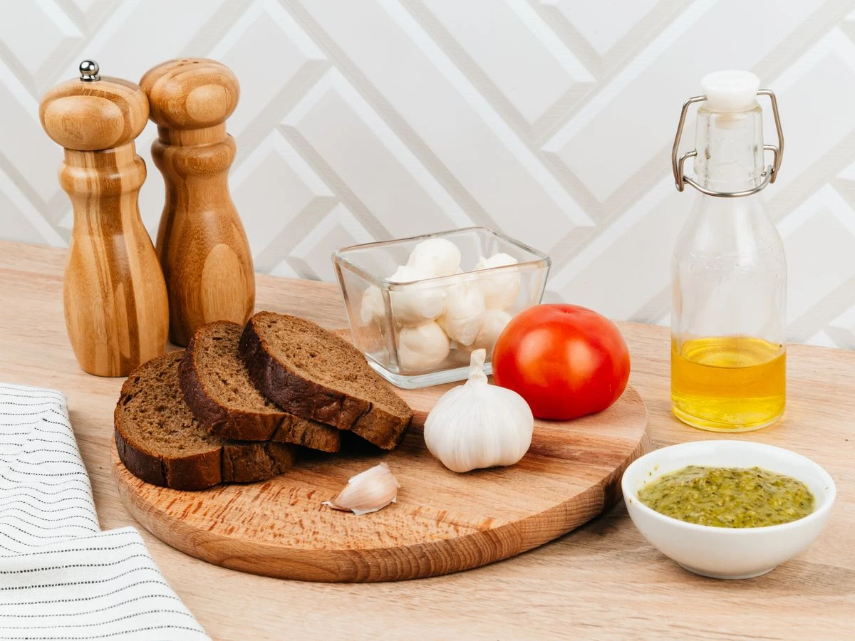 Шаг 1: Брускетта с черным хлебом и песто