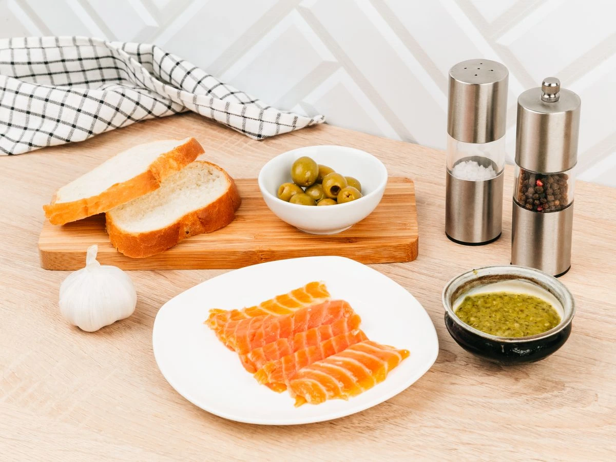 Шаг 1: Брускетта с лососем и песто