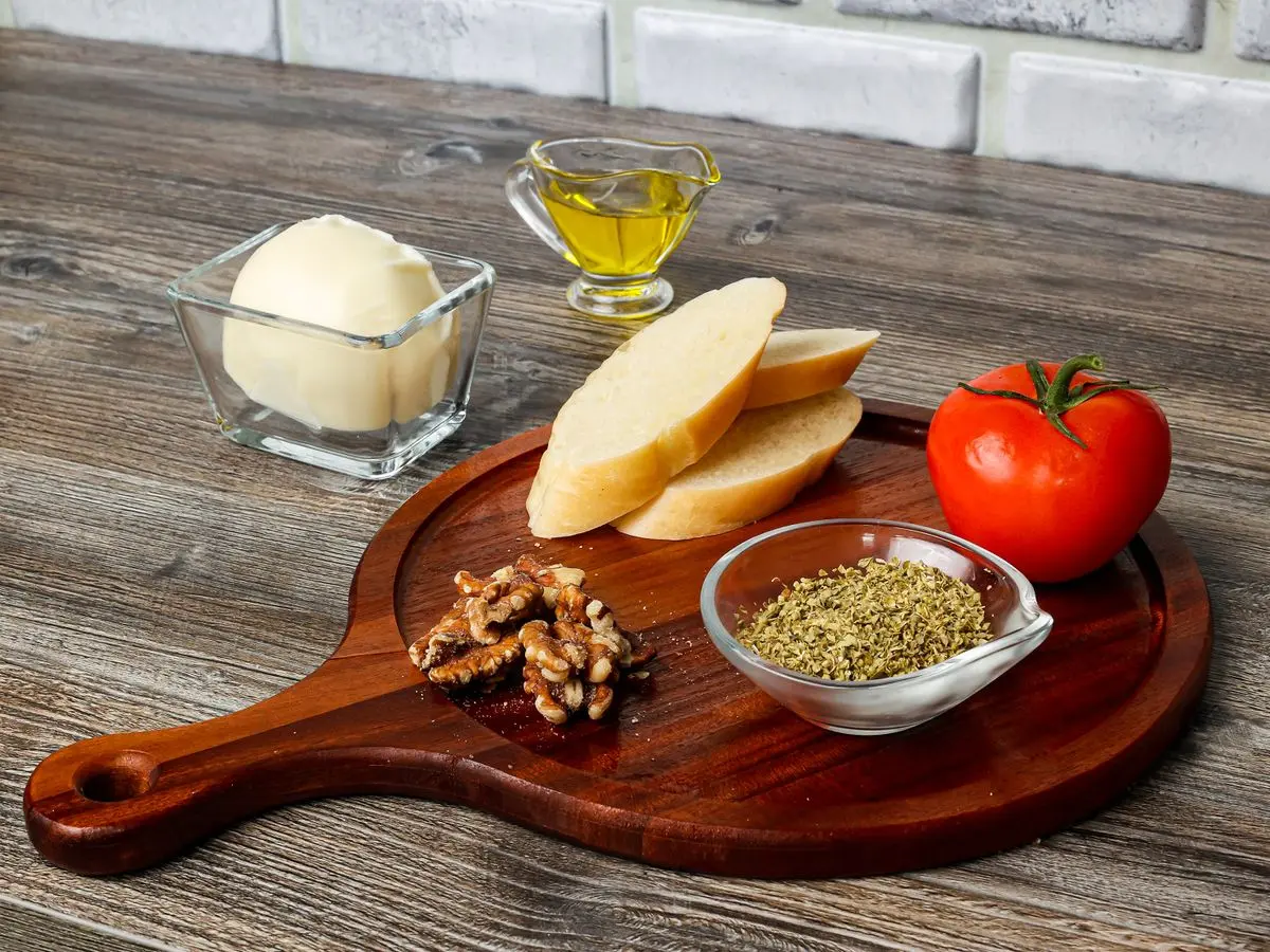 Шаг 1: Брускетта с моцареллой и томатами «Пинк Парадайз»