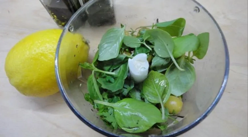 Бутерброды с паштетом из маслин: шаг 1