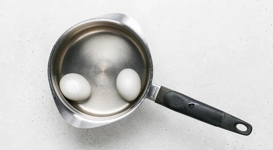 Бутерброды с сайрой и яйцом: шаг 1