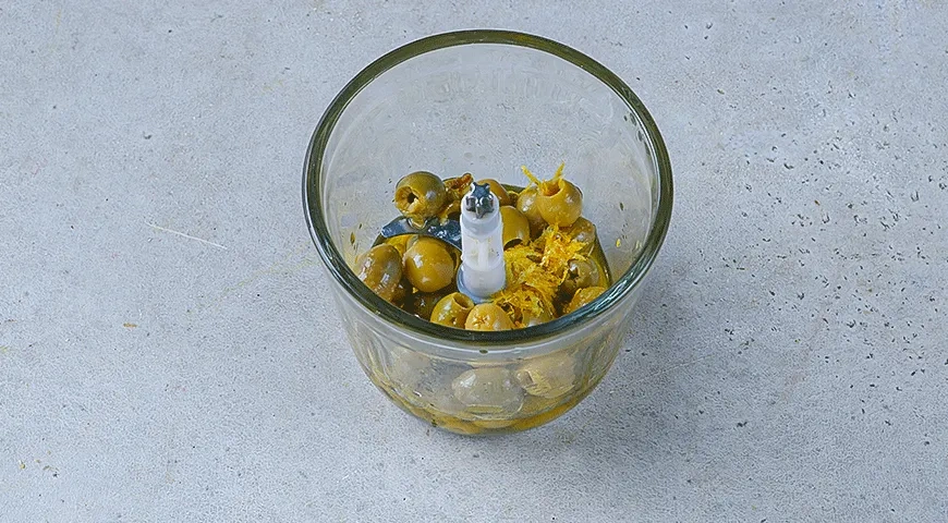 Бутерброды с вареной колбасой и оливками: шаг 1