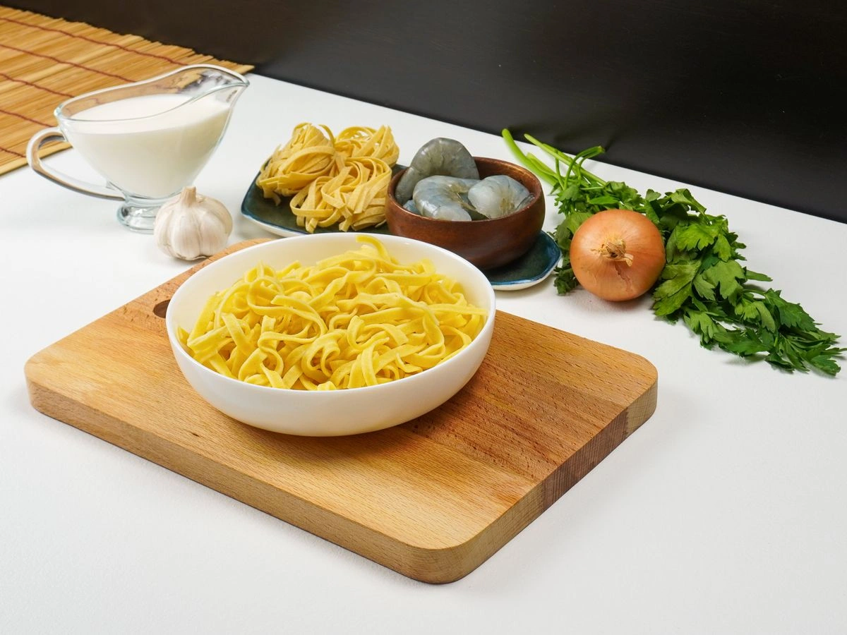 Шаг 1: Быстрая паста с креветками в сливочно-чесночном соусе