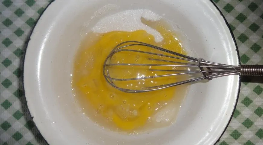 Быстрый шоколадный торт с орехами и шоколадной глазурью: шаг 1