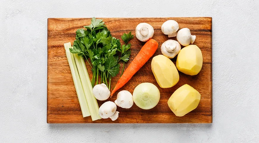 Быстрый суп из свежих шампиньонов, картофеля и моркови: шаг 1