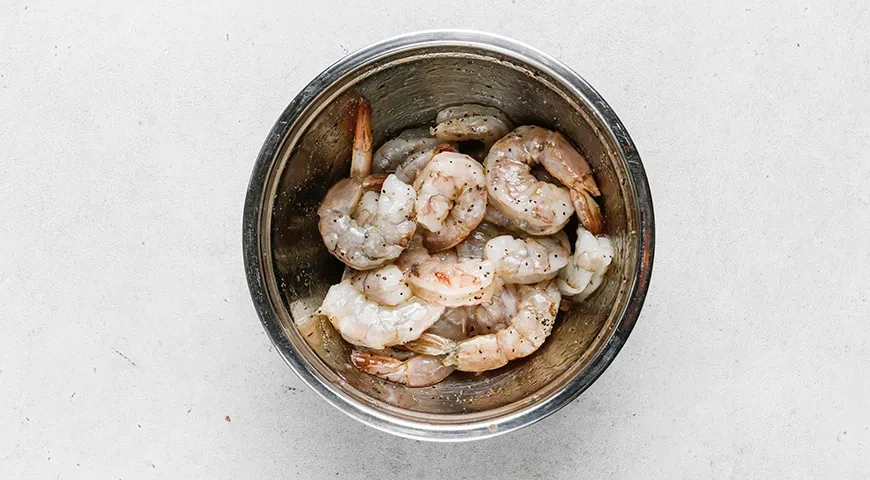 Цезарь-ролл с креветками: шаг 1