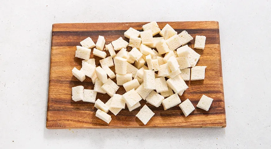 Цезарь с красной рыбой: шаг 1