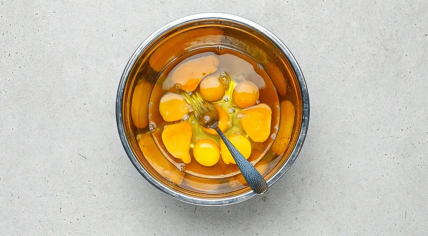 Чафли с авокадо, беконом и помидорами: шаг 1