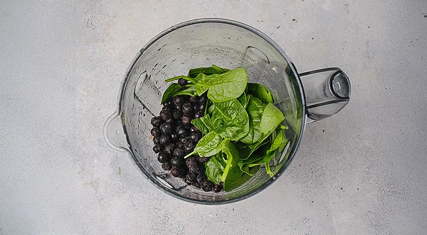 Черничный смузи с миндальным молоком: шаг 1