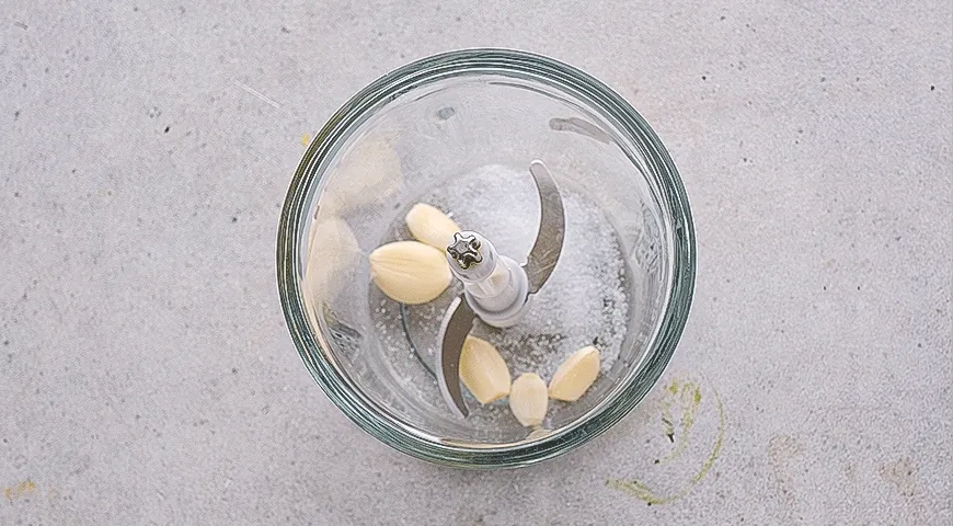 Чесночный соус на растительном масле: шаг 1