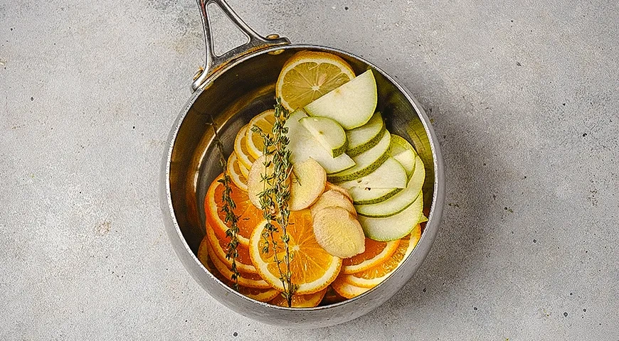 Цитрусовый чай с медом и грушей: шаг 1