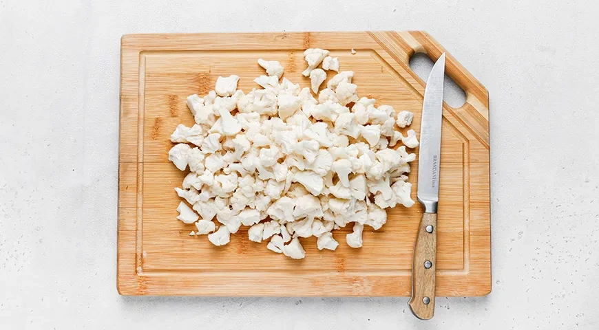 Цветная капуста с яйцом и сыром на сковороде: шаг 1