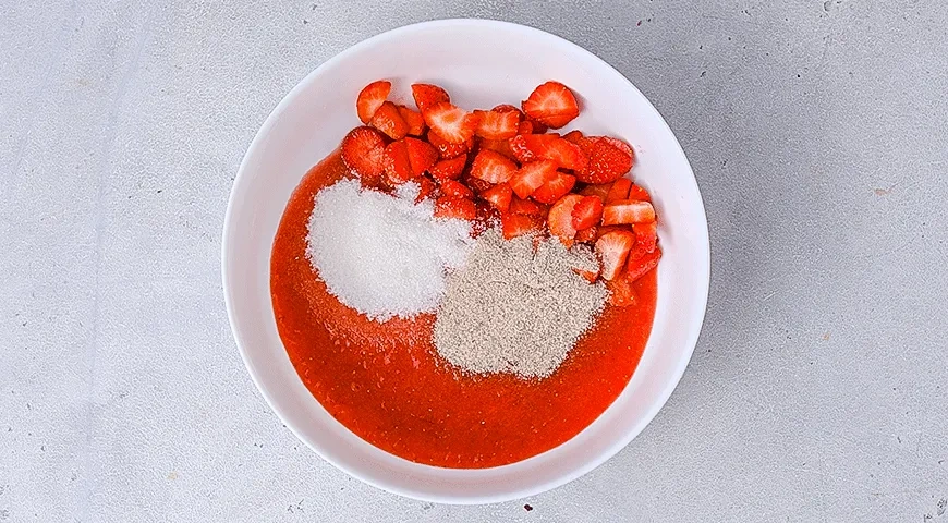 Десерт с мороженым, жареной клубникой и шоколадным соусом: шаг 1