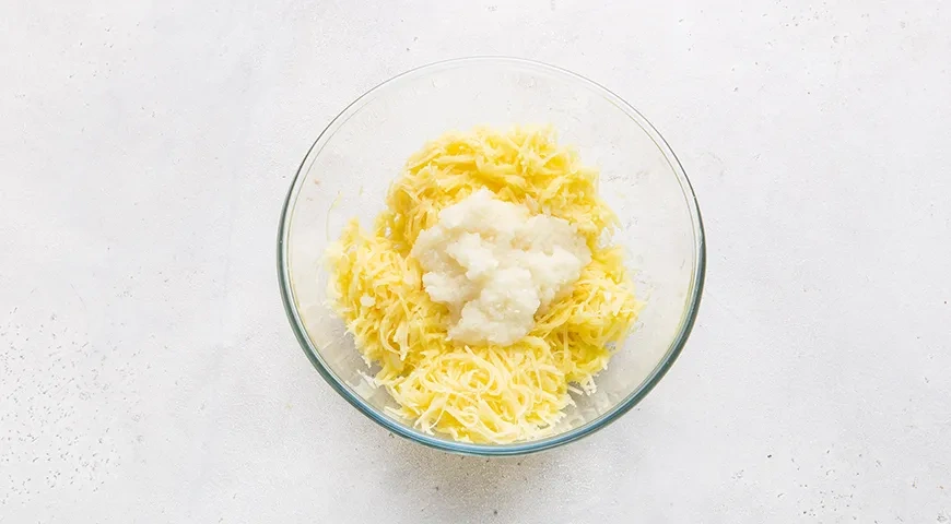 Домашние драники с колбасой и сыром: шаг 1