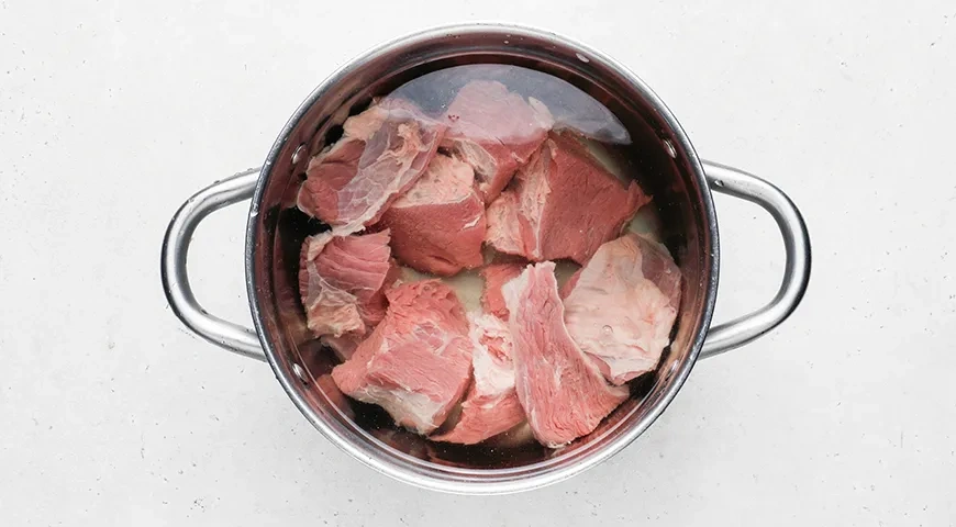 Домашние щи с капустой, мясом и молоком: шаг 1