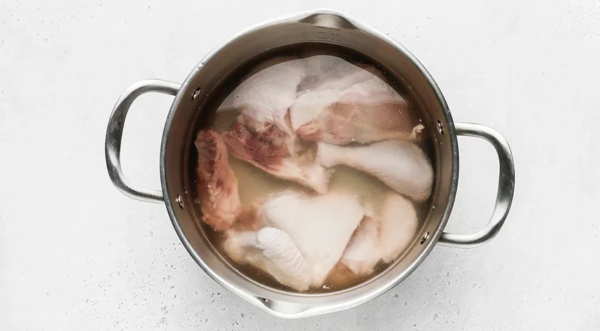 Домашний суп с чесночными галушками: шаг 1