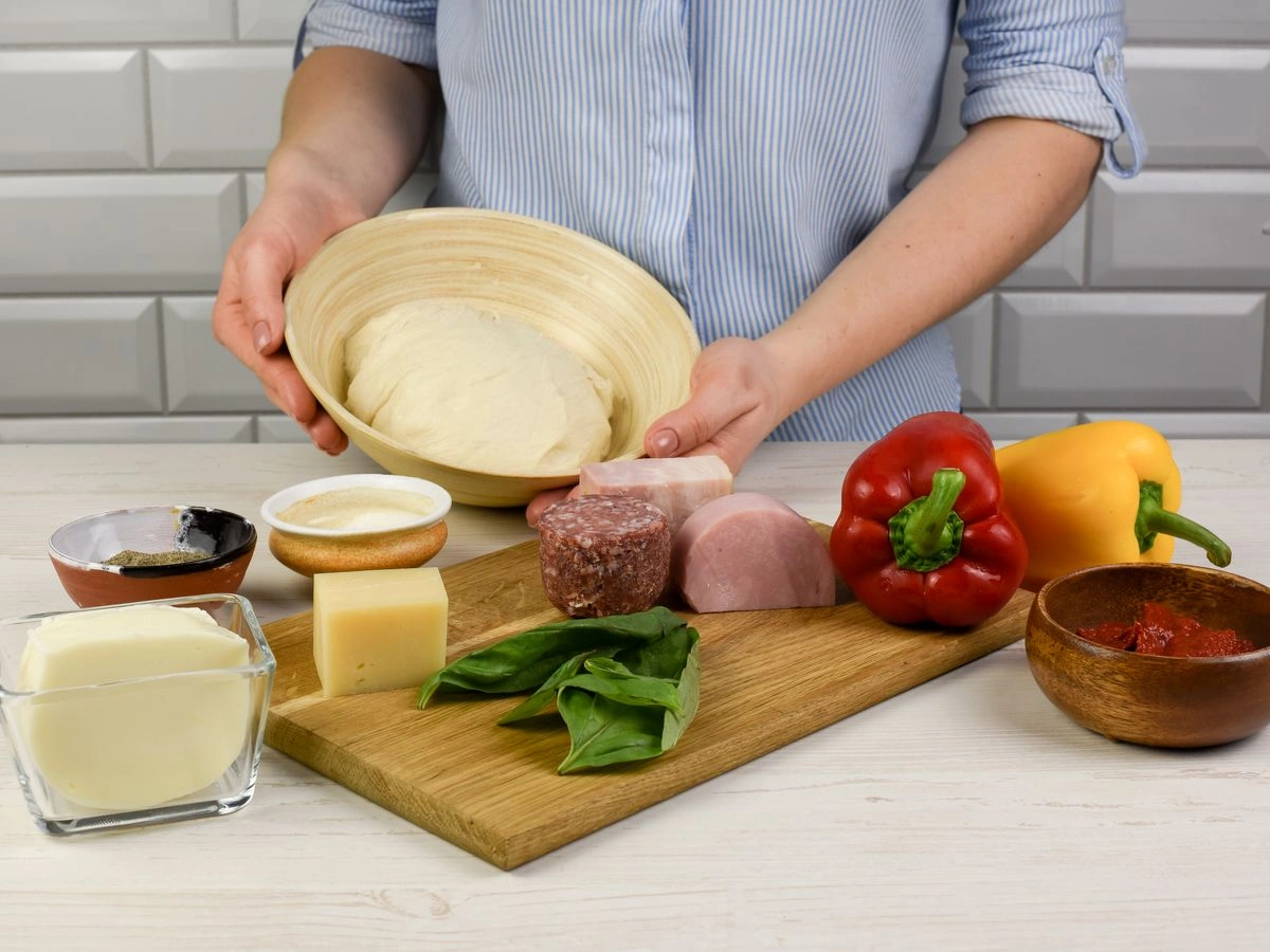 Шаг 1: Домашняя пицца с ветчиной, копченой колбасой и болгарским перцем