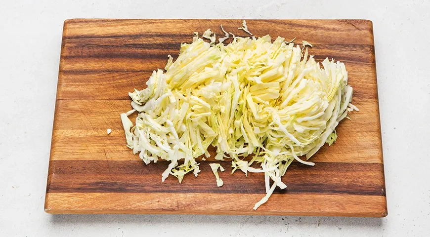 Домашняя солянка с капустой, рисом и сосисками: шаг 1