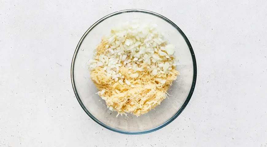 Драники с колбасой: шаг 1