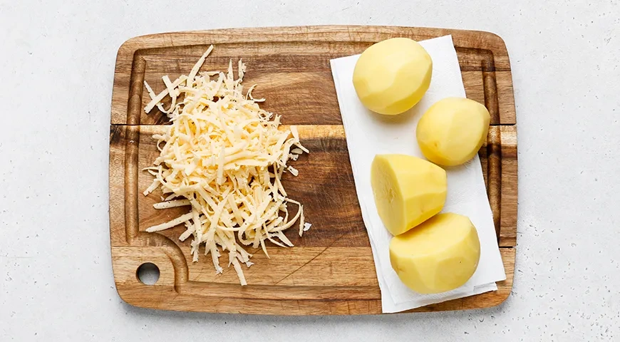 Драники с сыром и колбасой: шаг 1