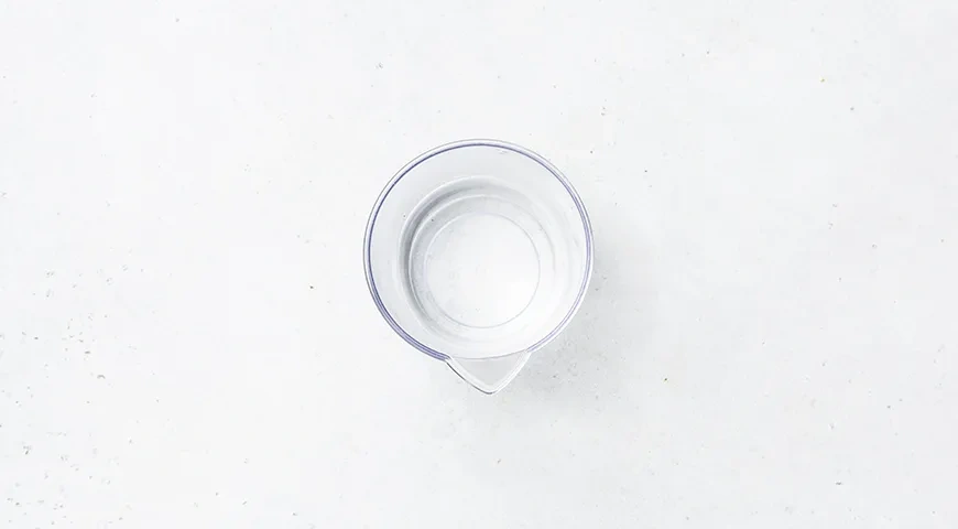 Дрожжевое тесто на воде: шаг 1