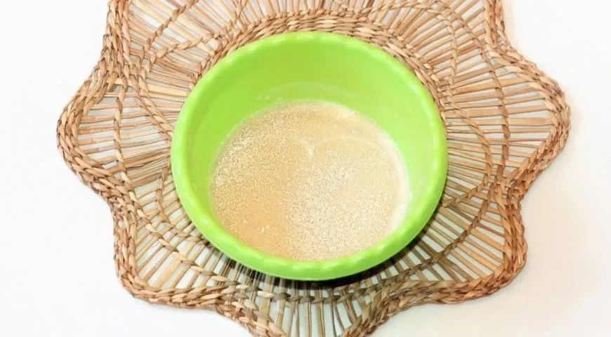 Дрожжевые блины с пикантной начинкой: шаг 1