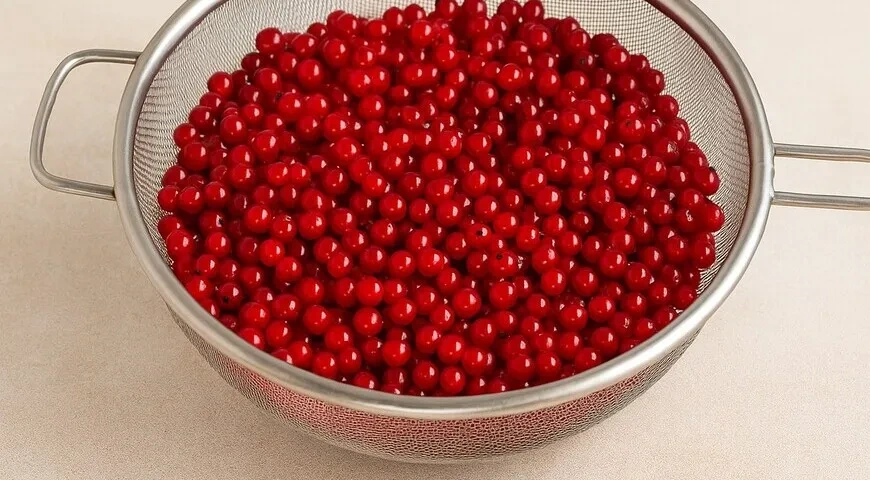 Джем из красной смородины без косточек: шаг 1