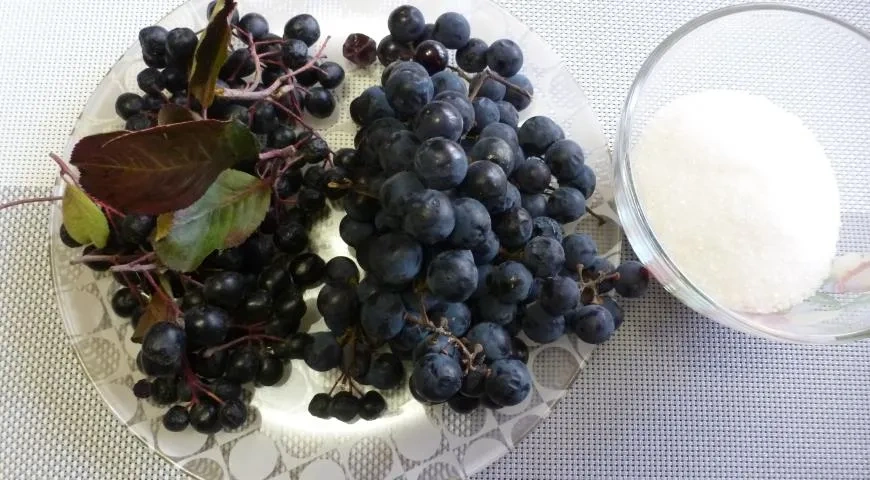 Джем из винограда и черноплодной рябины: шаг 1