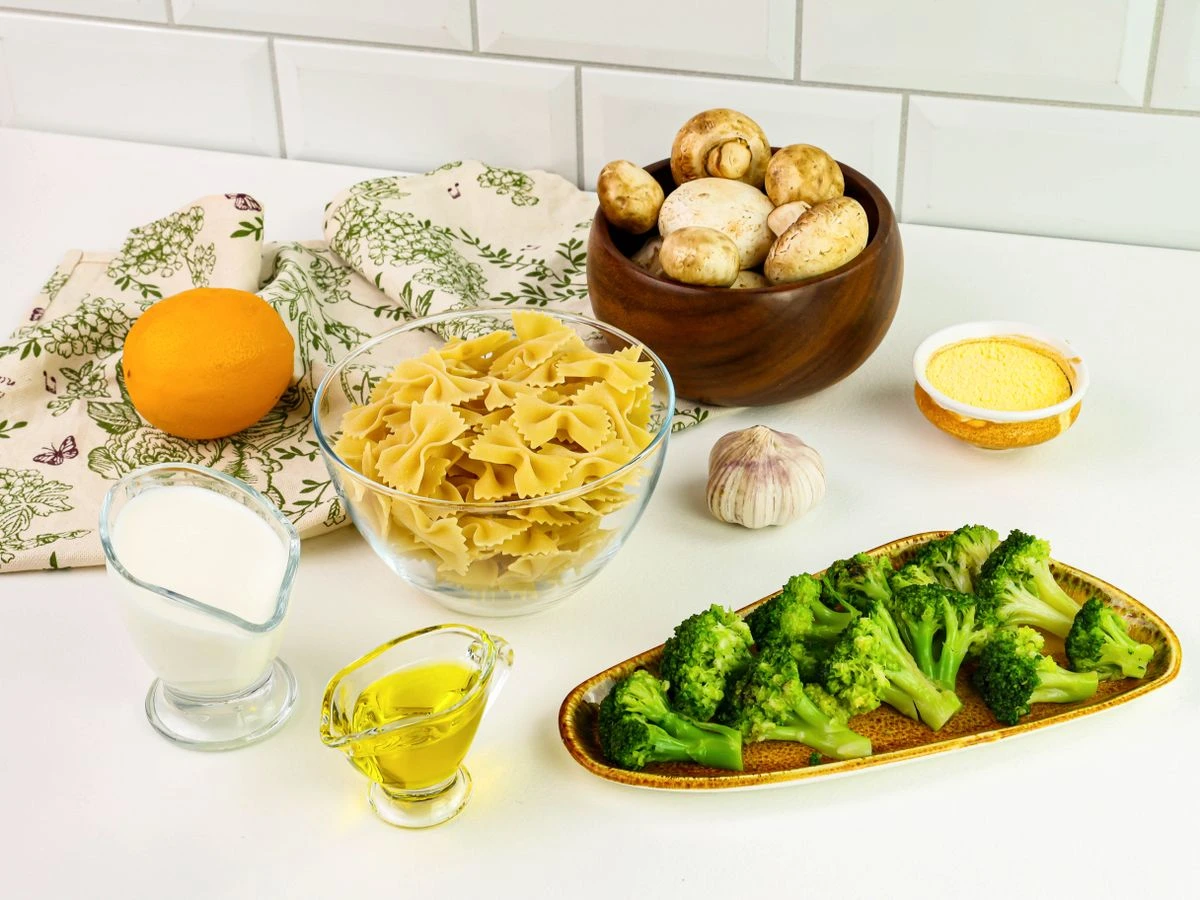 Шаг 1: Фарфалле с брокколи и шампиньонами в сливочно-цитрусовом соусе