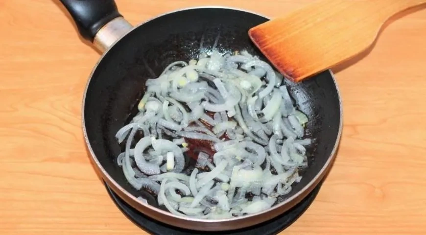 Фаршированные блины с икорным соусом: шаг 1