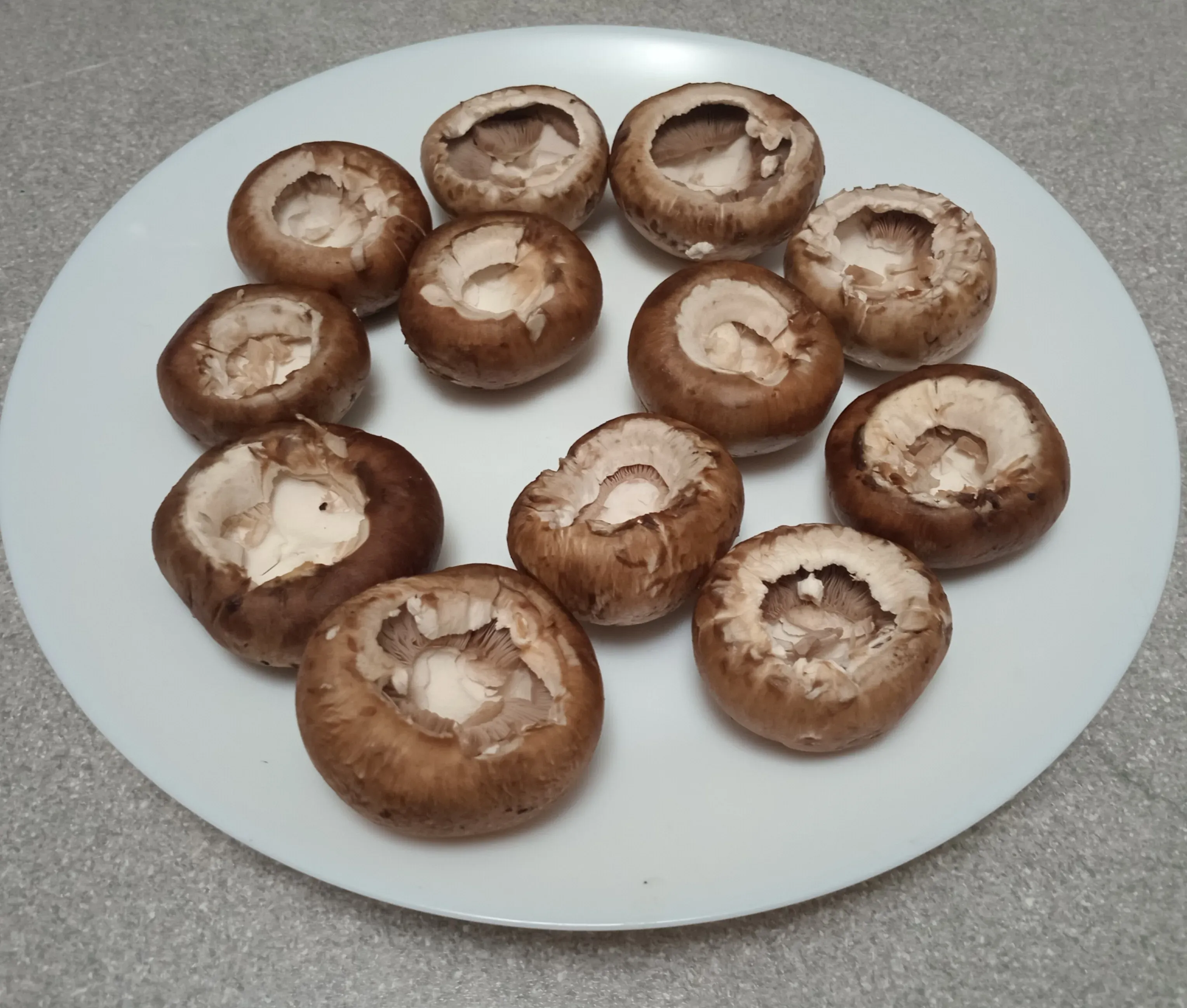 Фаршированные королевские шампиньоны: шаг 1