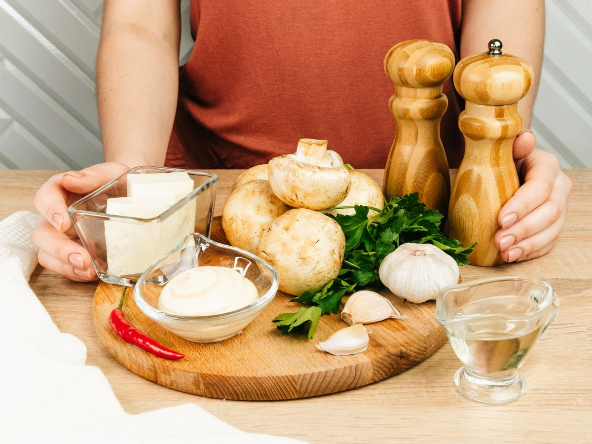 Шаг 1: Фаршированные шампиньоны с сулугуни, чесноком и чили