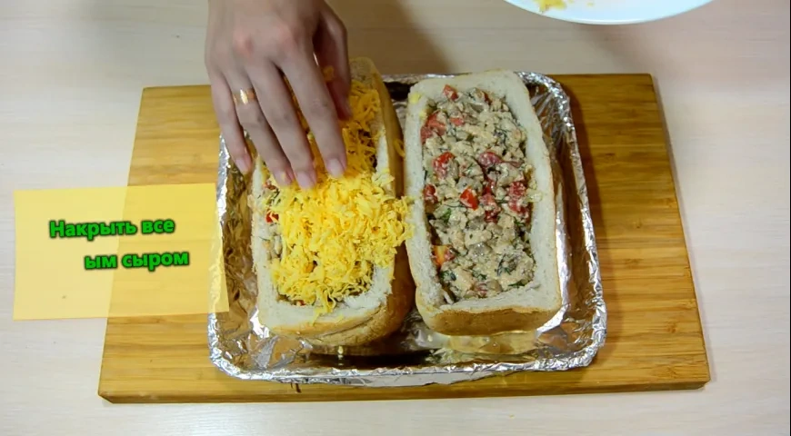 Фаршированный хлеб с сыром, грибами и курицей: шаг 1